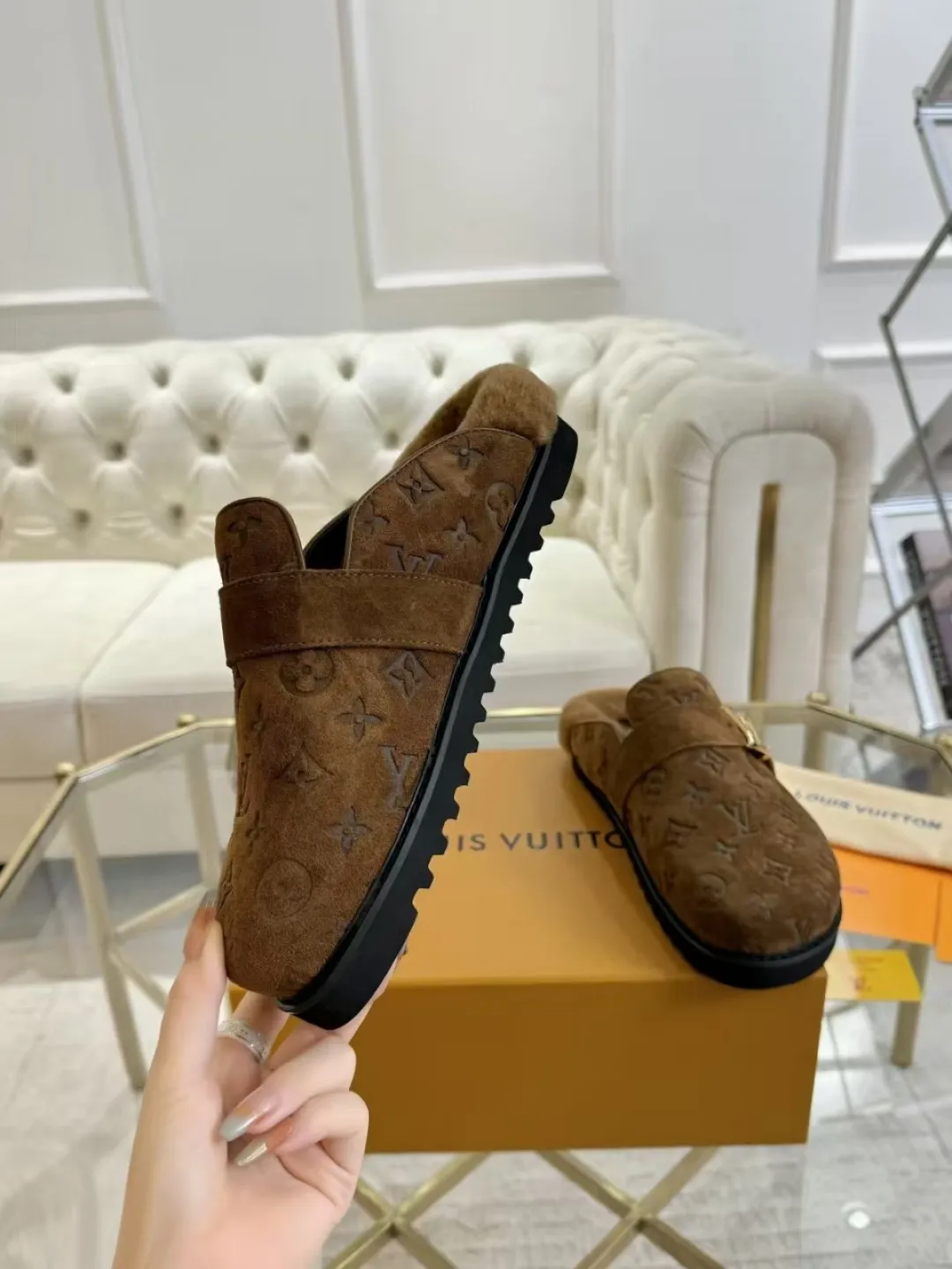 p600✨ LV Couple’s Wool Slippers｜Full of high-end feel, the soles of your feet are luxurious✨ We have achieved the ultimate restoration of the "higher version" of this pair of LV classic toe-toe slippers! 👫💫 🌟 The core advantages are clear at a glance: ✔️ Original jacquard + cowhide fabric, delicate texture, high-end at first glance; ✔️ 280% pure wool lining, wearing barefoot is like stepping on clouds ☁️, soft and skin-friendly and not sweaty; ✔️ Non-slip rubber bottom + three-dimensional toe design, super stable for walking, fashionable and practical!  👀 Must-have attention to detail: Belt buckle + classic LV presbyopic elements, revealing the aura of a big-name brand in a low-key manner ~ Whether it is a couple dating or a trip with besties, both of them are the focus when they go out👟💖 ✨ Easily match the wardrobe: jeans + sweaters, lazy and casual style ✔️ Coat + skirt, refined and elegant ✔️ One pair of shoes can handle a variety of styles, and the sense of luxury is never artificial ~ #LV slippers #couple outfit #High-End Customization #Quality Shoes Recommendation Fabric: Yangjing/classic jacquard fabric Lining: Imported wool lining Sole: Original rubber sole Size: Female 35-41 Male 38-46